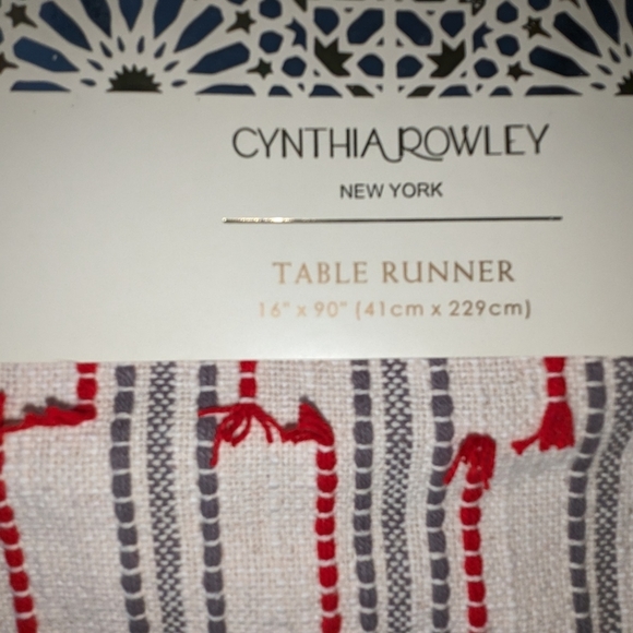 Cynthia Rowley textured table runner - Picture 3 of 6